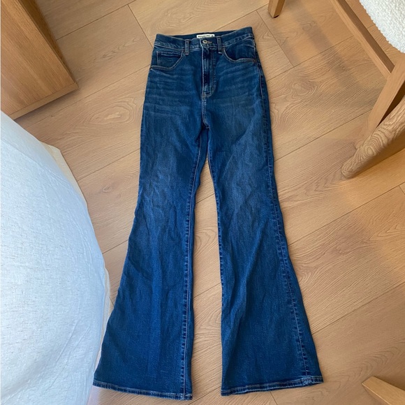 Abercrombie Ultra High Rise Flare medium wash, size 26 - Picture 2 of 6